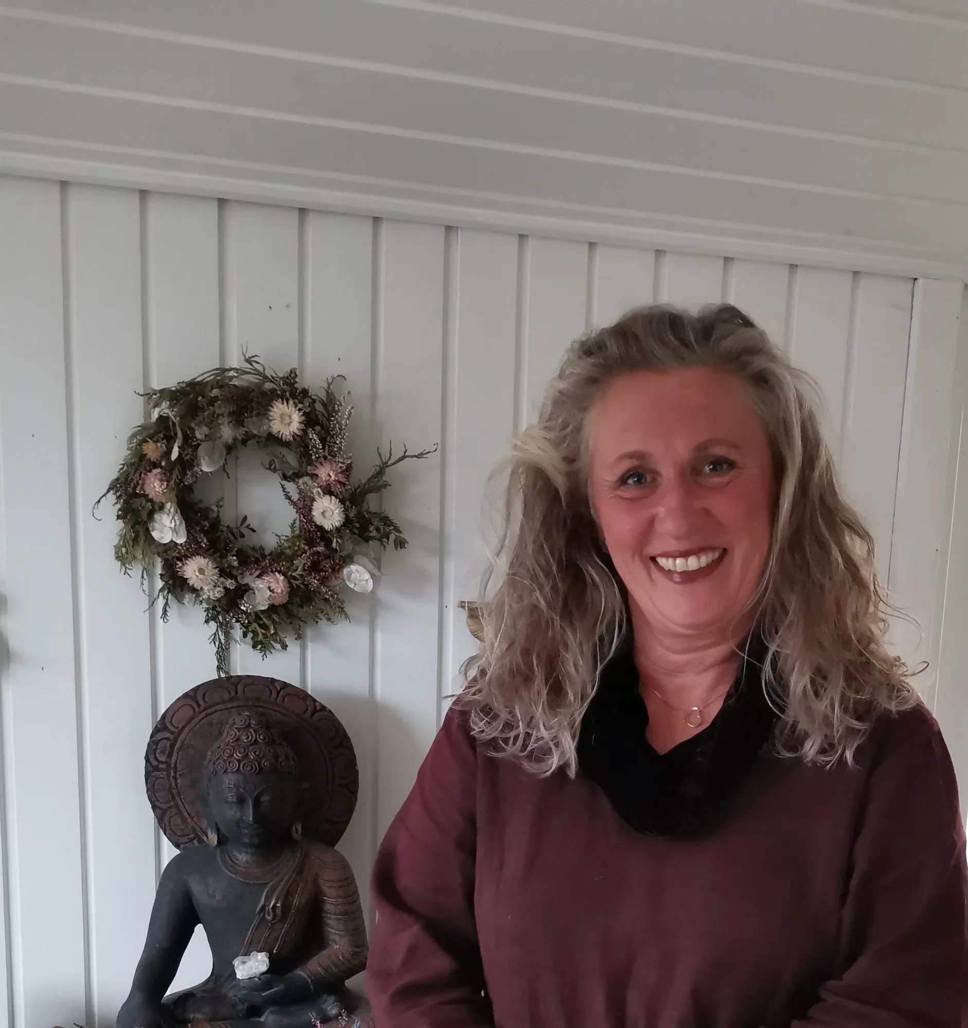 Anita Marie Hansen i sit clairvoyance-rum med buddhafigur og krystal